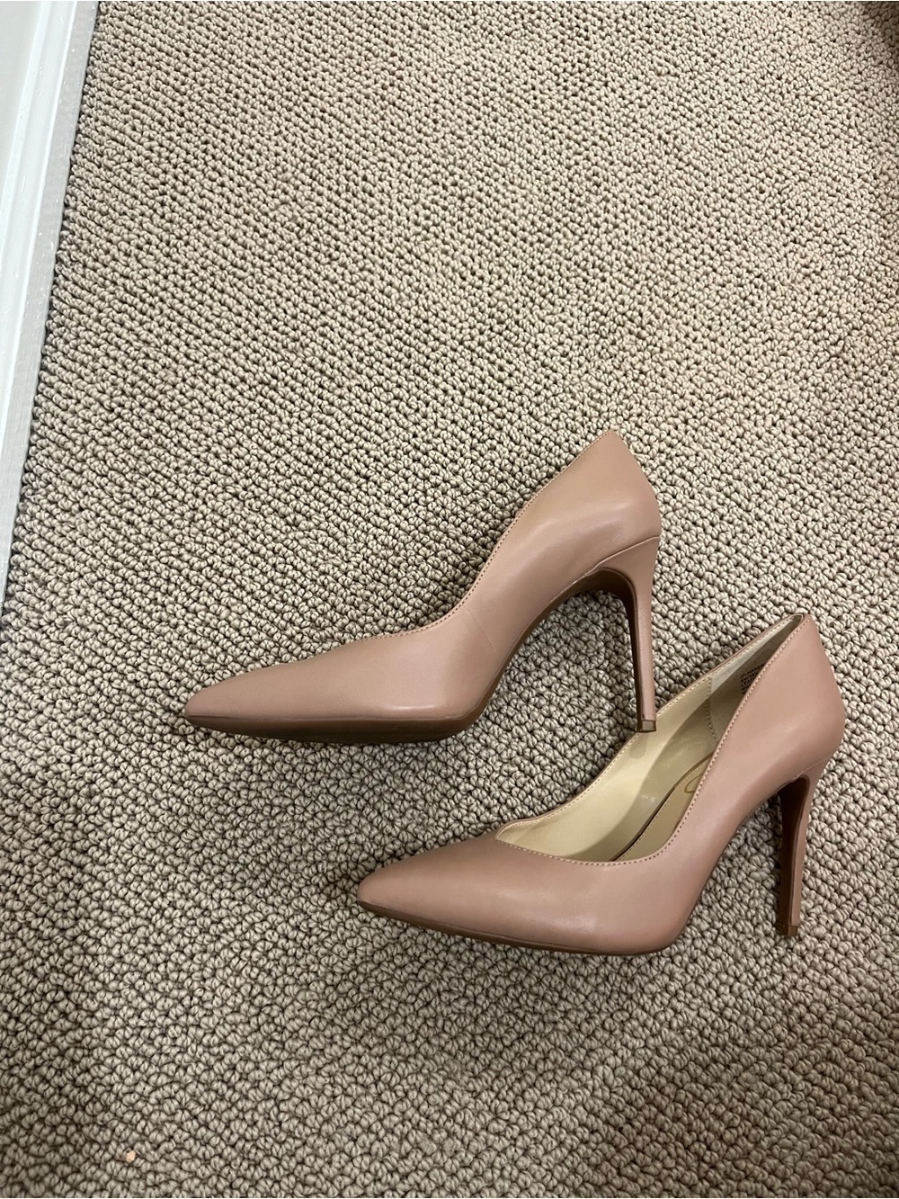 Like new! Classic Pointed-Toe High Heel Pumps in Nude - Picture 8 of 12